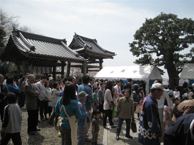 餅投げに集まる人々