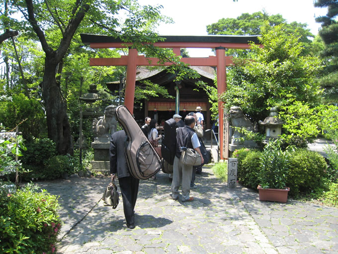 漢国神社入り口